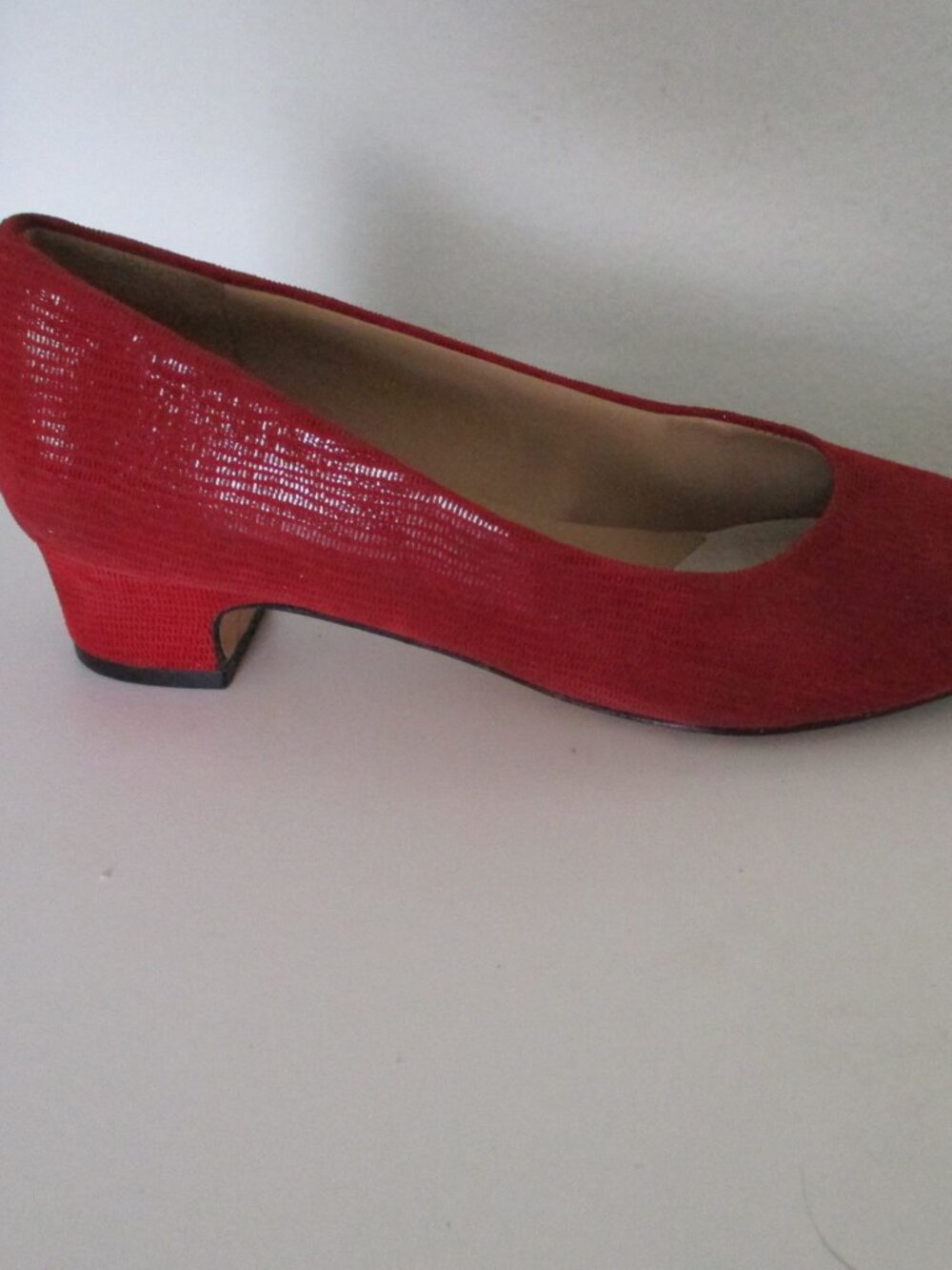 Van Eli Womens Red Embossed Snakeskin Textile 1.25" Low-Heel Pump Shoe - Size 4M - Picture 4 of 8